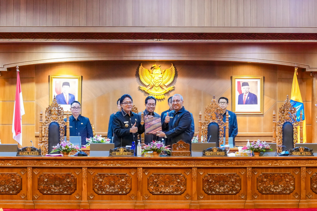 Bupati Giri Prasta Sampaikan Penjelasan Dua Raperda